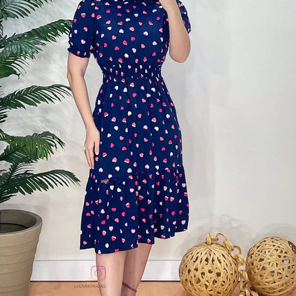 Vestido com estampa de corações e lastex na cintura