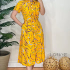 Vestido amarelo estampado com Botões funcionais, bolsos e detalhes em Guipir