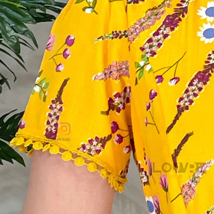 Vestido amarelo estampado com Botões funcionais, bolsos e detalhes em Guipir