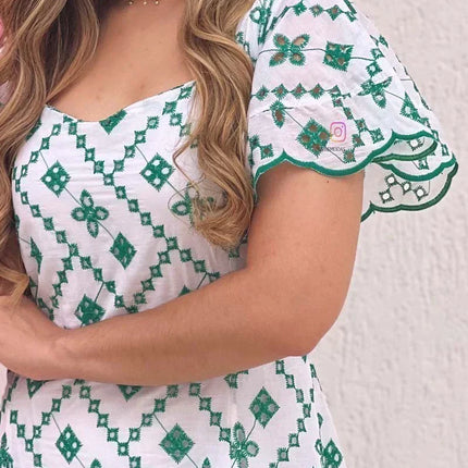 Vestido Branco Com bordados verdes elegante