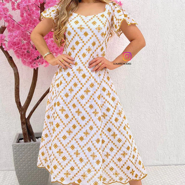 Vestido branco com bordados dourados