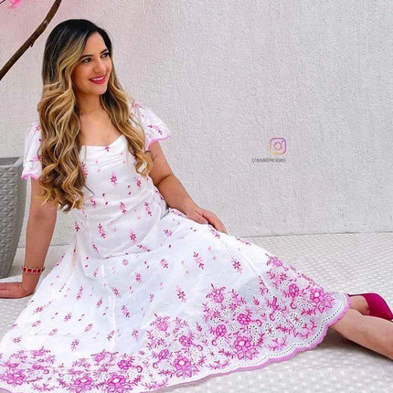 Vestido Midi em Laise de Algodão com Bordados Rosas - Lançamento Moda Evangélica e Executiva