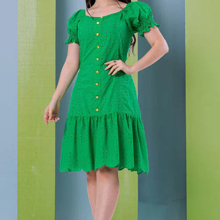 Vestido em Laise verde com detalhes em botões dourados