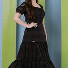 Vestido em Chiffon Três Marias Preto com detalhes em entremeios na manga e saias