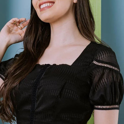 Vestido em Chiffon Três Marias Preto com detalhes em entremeios na manga e saias