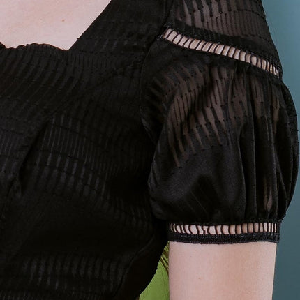Vestido em Chiffon Três Marias Preto com detalhes em entremeios na manga e saias